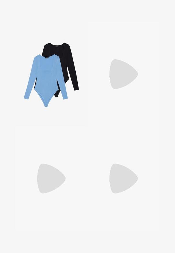 Conjunto de dois bodysuits de mangas compridas. Um em azul claro com decote quadrado e o outro em preto. Ambos apresentam um tecido suave e um design ajustado.; Calças largas de tom azul claro, feitas de um tecido texturizado, com uma faixa lateral preta e uma ilustração de um leão branco na parte da frente. Inclui cintura elástica.; Sapato de salto alto slingback prateado com bico fino, acabamento metálico, duas correias decorativas e um salto esbelto com ponta preta.; Os brincos em forma de coração prateados apresentam pedras claras facetadas, com uma moldura texturizada. O conjunto inclui estilos de botão e de gota.