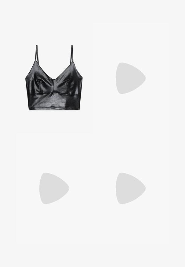 Bralette noire et brillante avec des fines bretelles réglables, présentant un décolleté en V, une texture lisse et un léger plissé au niveau de la poitrine pour la forme.; Jupe mini noire en matériau synthétique lisse, dotée de détails froncés sur un côté et d'une silhouette ajustée.; Escarpin noir en cuir avec un bout pointu et une texture lisse. Dispose d'un talon aiguille fin et d'un décolleté bas.; Sac à main noir matelassé avec une finition en cuir lisse, doté d'une bandoulière en chaîne et de motifs géométriques en forme de losange sur la surface.