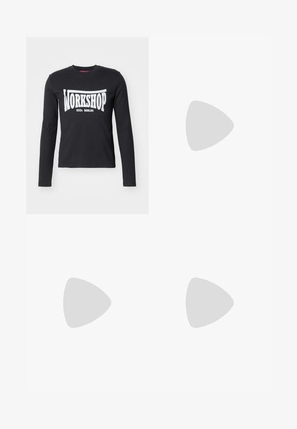 Schwarzes Langarm-T-Shirt aus Baumwolle mit einem großen weißen "WORKSHOP 032c BERLIN"-Grafik auf der Vorderseite. Glatte Textur, Rundhalsausschnitt.; Jeansshorts mit einem strukturierten Muster, hellblauem bis grünem Farbverlauf, klassischem Fünf-Taschen-Design und Metallknopfverschluss.; Schwarze Sportschuhe mit strukturiertem Synthetikobermaterial, runder Zehenpartie und markanten ovalen Ausschnitten. Verfügt über eine robuste Gummisohle für guten Halt.; Schwarze Sonnenbrille mit einem klobigen Rahmen, ausgestattet mit goldenen Hardware-Elementen und Logodetails an den Bügeln. Die Gläser sind dunkel und rechteckig.