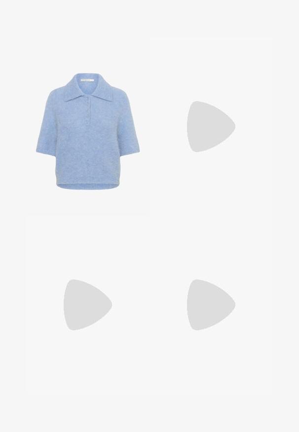 Lyseblå, kortermet strikket topp med krage og fem-knapps placket. Mykt stoff med en litt boksaktig passform og ribbet kant.; Lyseblå denim brede jeans med høy midje, femlommedesign og kontrasterende mørkeblå lapp foran.; Hvite lærsko med lavt design, teksturert aksenter, hevet hvit såle og svart hældetalj. Brukt med grå ankelstrømper.; Svarte solbriller med brune fargede linser; rektangulær form med tykk ramme, inkludert subtile hardware-detaljer på stengene.; Brun lærveske med to robuste håndtak, rektangulær form, jevn tekstur og glidelås. Minimalistisk design uten synlige mønstre.