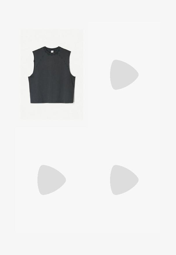 Schwarzes ärmelloses cropped Top aus weichem Stoff, mit Rundhalsausschnitt und Raglanärmeln, die mit sichtbaren Nähten verziert sind.; Graue Sportshorts mit elastischem Bund, glatter Textur, Seitentaschen und einem schwarzen Logoakzent.; Graue und beige Sportschuhe mit Mesh-Einsätzen, gepunkteter Textur und silbernen Akzenten. Sie verfügen über eine gepolsterte Sohle und ein Schnürdesign.; Schwarze rechteckige Sonnenbrille mit dunklen Gläsern, matter Oberfläche und Logodetail am Bügel. Das Design hat gerade Kanten und dicke Rahmen.