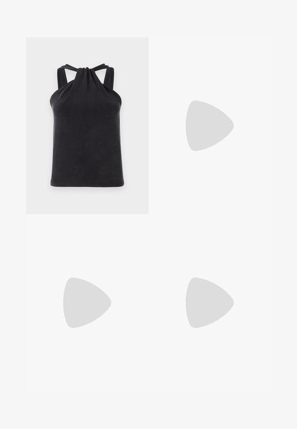 Svart halterneck-top laget av glatt stoff, med en knute-detalj ved halsutskjæringen og brede stropper som går til ryggen.; Mørkegrønn, midi-skjørt laget av et glatt, lett stoff. Har et enkelt A-linje-design med en lett sving nedenfor.; Spiss tå slingback hæl i mørkebrun skinn med en glatt tekstur, med en smal stropp og en medium høy stilett hæl.; Svart håndveske med vevd tekstur på toppen og glatt lær på bunnen, med kjedehåndtak og logoemblem.