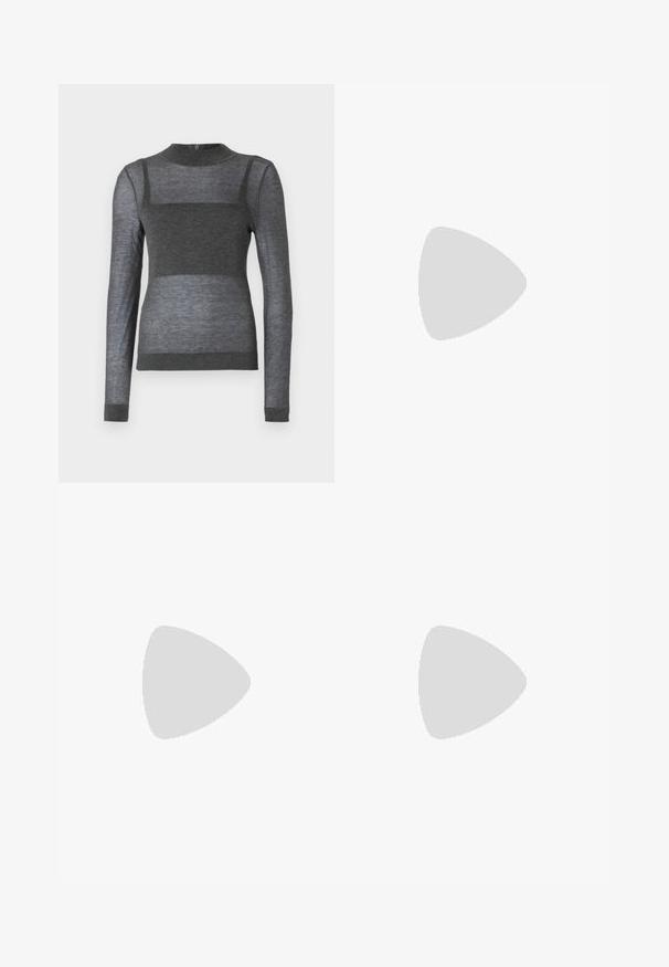 Graues Langarmshirt aus leichtem Stoff mit einem gerippten Rundhalsausschnitt und einem halbtransparenten gestreiften Design über dem Torso.; Graue weite Hose aus strukturiertem Stoff, mit vorderen Falten, hohem Bund und einem taillierten Schnitt für ein strukturiertes Erscheinungsbild.; Schwarze Leder-Ballettschuhe mit abgerundeter Spitze, glatter Textur, minimalen Nähdetails und einem flexiblen Sohlen-Design.; Schwarze Leder-Tote mit strukturierter Oberfläche, breitem Tragegurt mit einer Schnallen-Detail und quadratischem Logo auf der Vorderseite. Zwei obere Griffe.