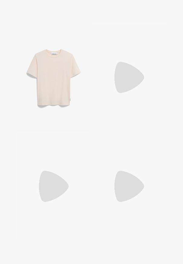 Lichtbeige T-shirt met korte mouwen, gemaakt van zacht materiaal, met een ronde hals en een rechte snit. Label zichtbaar aan de onderkant links.; Witte en blauwe gemêleerde tweedjas met ronde hals, cropped ontwerp en vijf knopen aan de voorkant, gecombineerd met een bijpassende mini-jurk.; Bruine leren enkellaars met elastische zijkanten, trekriempjes en een getextureerde rubberen zool. Heeft een slank, rond te ontwerp.; Zwarte ovale zonnebril met donkere lenzen, glanzend kunststof frame, brede zijkanten en een kleine gouden accent aan de zijkant.