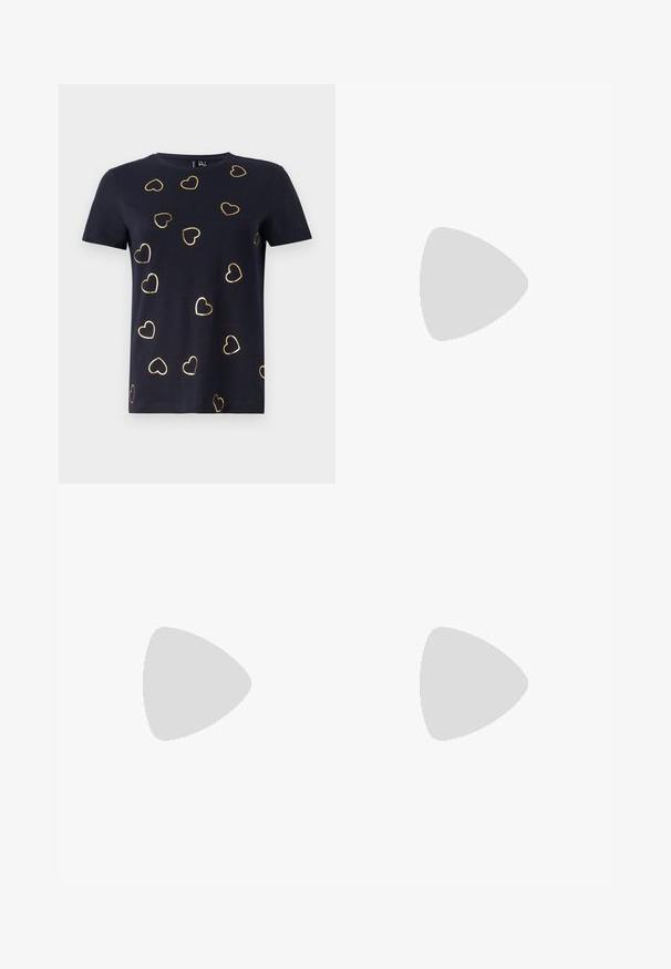 Marineblaues T-Shirt mit kurzen Ärmeln aus Baumwolle, mit goldumrandeten Herzmustern, die über den Stoff verteilt sind. Rundhalsauschnitt. Weiche Textur.; Marinefarbene Sportshorts aus leichtem Material, mit weißen Seitenstreifen und einem gestickten Logo unten links. Elastischer Bund.; Cremefarbene und lavendelfarbene Sneakers mit drei Streifen und einer strukturierten braunen Sohle, ausgestattet mit Schnürsenkeln und einer gepolsterten Ferse. Obermaterial aus weichem Stoff.; Weiße Schultertasche mit texturierter Oberfläche, zentralem Schnallenakzent und geschwungener Form. Reißverschluss an beiden Seiten.