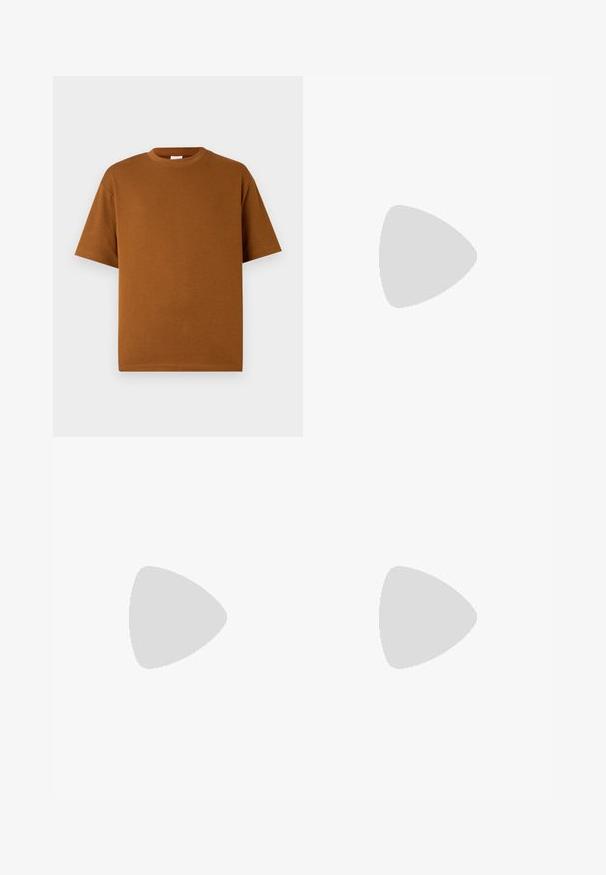 T-shirt marron à manches courtes en tissu doux, avec un col rond et une coupe décontractée à ourlet droit. Pas de motifs ni d'accents visibles.; Pantalons beiges taille haute avec une coupe droite, présentant un devant plat, des poches latérales et un tissu lisse au toucher.; Mocassins en cuir marron avec un bout rond, présentant un petit accent métallique sur le dessus et une semelle en caoutchouc noire. Texture lisse sur l'ensemble.; Lunettes de soleil rondes avec des verres verts, monture en métal doré, branches allongées et accents en écaille de tortue sur les embouts.