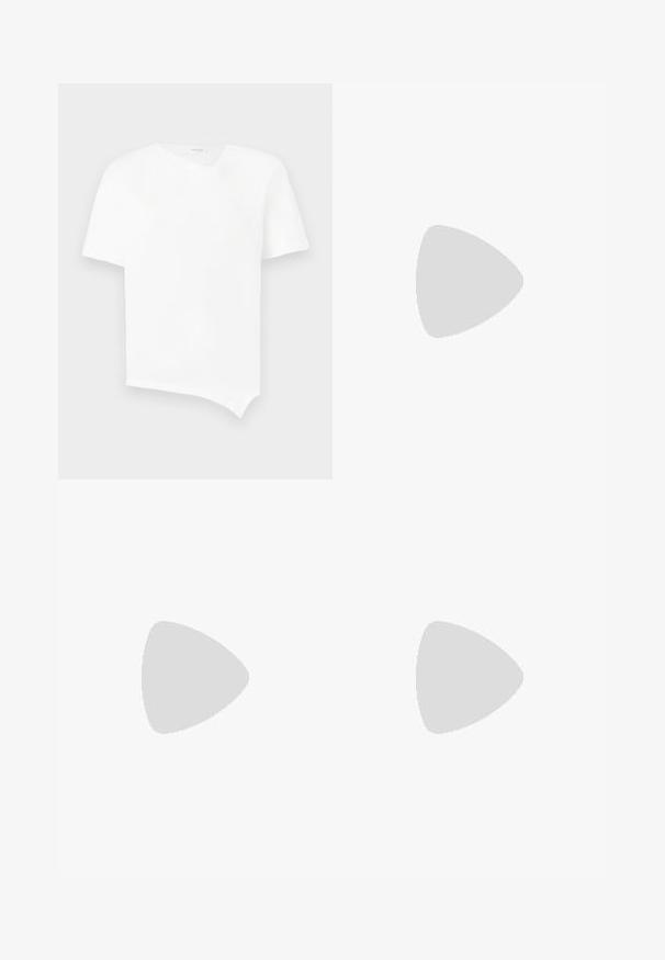 T-shirt blanc à manches courtes en coton. Présente un ourlet asymétrique et un léger col en V avec un design sans couture. Texture lisse.; Jeans en denim bleu avec une coupe droite, présentant des patches déchirés sur les genoux et des coutures contrastées. Design classique à cinq poches.; Pompe à talon haute en cuir verni beige avec un bout pointu, une sangle à la cheville et un talon épais. Texture lisse avec des détails de couture minimaux.; Sac à main en cuir marron de forme rectangulaire, avec un rabat à l'avant, des accessoires en or et une longue sangle réglable.