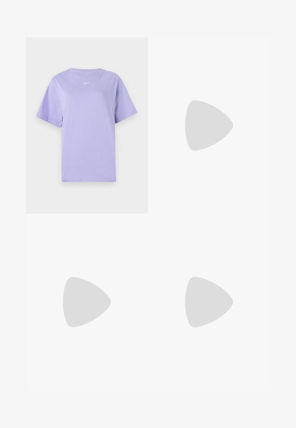 T-shirt in cotone viola con collo rotondo, maniche corte e un piccolo logo bianco sul petto. Tessuto morbido, vestibilità comoda.; Pantaloni chiari, morbidi, con vita elastica, cordoncino e dettagli in occhiello lungo il tessuto e l'orlo. Bordo scallop.; Nike Sportswear FIELD GENERAL - Sneakers basse - off-white/black; Occhiali rettangolari neri con lenti trasparenti. Finitura lucida, bracci sottili e una sfumatura viola visibile ai bordi delle lenti.