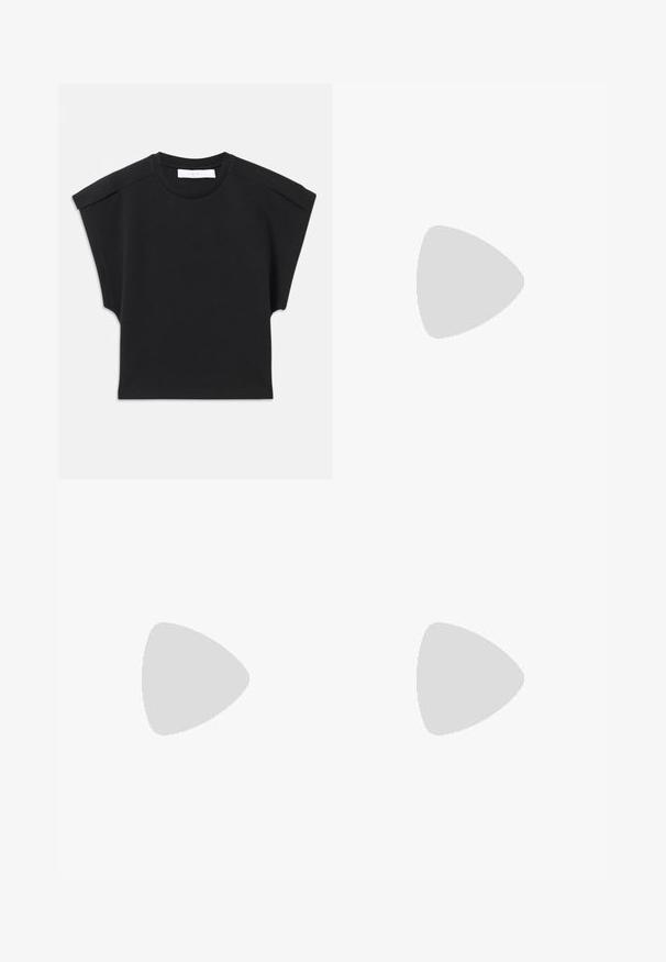 Schwarzes kurzärmliges Oberteil mit rundem Halsausschnitt und Schulterdetails, flach auf einem weißen Hintergrund ausgelegt.; Helle beigefarbene weite Jeans mit metallischem Glanz, gefertigt aus Denim mit einer glatten Textur und dem klassischen Fünf-Taschen-Design.; Schwarze Leder-Hochzehen-Sandale mit offener Zehe, asymmetrischem Design, Knöchelriemen und metallic kegelförmigem Absatz. Glatte Textur über das gesamte Produkt.; Schwarze Lederhandtasche mit einem geschwungenen Design, verziert mit silbernen Nieten, einer Schnalle und zwei seitlichen Taschen. Verstellbarer Träger für verschiedene Tragemöglichkeiten.