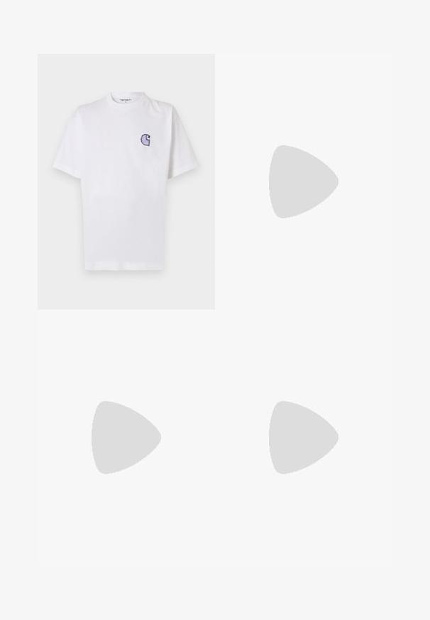 T-shirt branca de algodão com mangas curtas, decote redondo e um pequeno logotipo azul "C" bordado no lado esquerdo do peito.; Calções de banho azuis feitos de um tecido leve, com um cós ajustável por cordão e detalhes impressos em padrão floral nas laterais.; Sneaker de camurça azul-marinho com riscas amarelas, atacadores brancos e realces em bordeaux. Sola texturizada com relevos para aderência. Logótipo da marca de lado.; Saco crossbody preto em nylon com alça ajustável, apresentando um logotipo branco em destaque. Usado sobre uma t-shirt azul clara. Design simples e funcional.