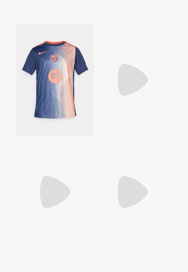 Blå og oransje FC Barcelona fotballdrakt med Spotify-logo, Nike-swoosh og abstrakte bølgemønstre på forsiden.; Svarte cargo-bukser med et lett, teksturert stoff. Funksjoner inkluderer belte, sidelommer og sømdetaljer. Normal passform.; Svart skinn loafers med en kvastdetalj, med en tjock svart sula och gul sömnad längs kanten. Texturerad yta.; Tre-lags sølvmetallkjede med elegante, fleksible kjeder med en svak glans, sikret med en krabbe-lås og justerbar kjede.