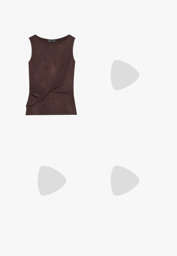 Smeđa bezrukavna majica od lagane tkanine s drapiranim dizajnom i bočnim naglaskom, s okruglim izrezom i suptilnom teksturom.; Suknja srednje dužine u brončanoj boji, napravljena od nabranog materijala; glatka tekstura s blagim sjajem; suptilan izrez na rubu.; Crne lakirane kožne gležnjače s šiljastim prstom i srednje visokom blok petom. Glatka tekstura i minimalistički dizajn.; Smeđa kožna torba za rame sa strukturiranim oblikom, koja ima magnetsko zatvaranje na preklopu i metalni logo akcent na prednjoj strani.