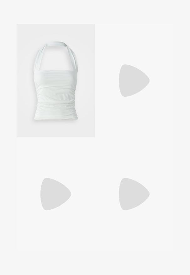Top halter bianco realizzato in tessuto liscio, con dettagli arricciati e una parte superiore aderente, dotato di spalline larghe che si estendono dal colletto.; Mini gonna bianca con vita arricciata, forma fluida a linea A, trama di tessuto liscia e orlo arriccito per un volume e movimento aggiuntivi.; Tacchi slingback in pelle lucida beige con punta affusolata e tacco di 5 cm, caratterizzati da lati traforati e una sottile fascia alla caviglia.; Occhiali da sole tartarugati con lenti ovali allungate, tonalità marrone, accenti dorati con logo sulle tempie e aste nere eleganti.; Borsa a tracolla beige con un motivo stampato, forma curvata, dettagli in pelle e un logo dorato sul davanti. Presenta una maniglia corta per un facile trasporto.; Collana di perle e cristalli con un design rotondo a perline in tonalità tenui, caratterizzata da perle alternate e accenti scintillanti, indossata attorno al collo.