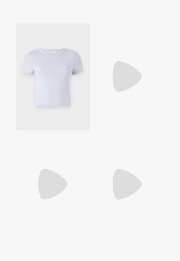 Camiseta de manga corta azul claro con cuello redondo, hecha de una tela suave; presenta un diseño ajustado y detalles de costura sutiles.; Pantalones negros de corte recto, con una tela suave, detalle de pliegue, trabillas para cinturón y bolsillos laterales. Apta para ocasiones formales.; Botas negras de cuero hasta el tobillo con puntera cuadrada, que presentan una tira ancha y un detalle de hebilla de metal. Las botas tienen una suela gruesa y una textura suave.; Bolso de mano de cuero negro con una forma de abanico única, que cuenta con asas planas. La superficie tiene una textura de grano y un diseño minimalista.