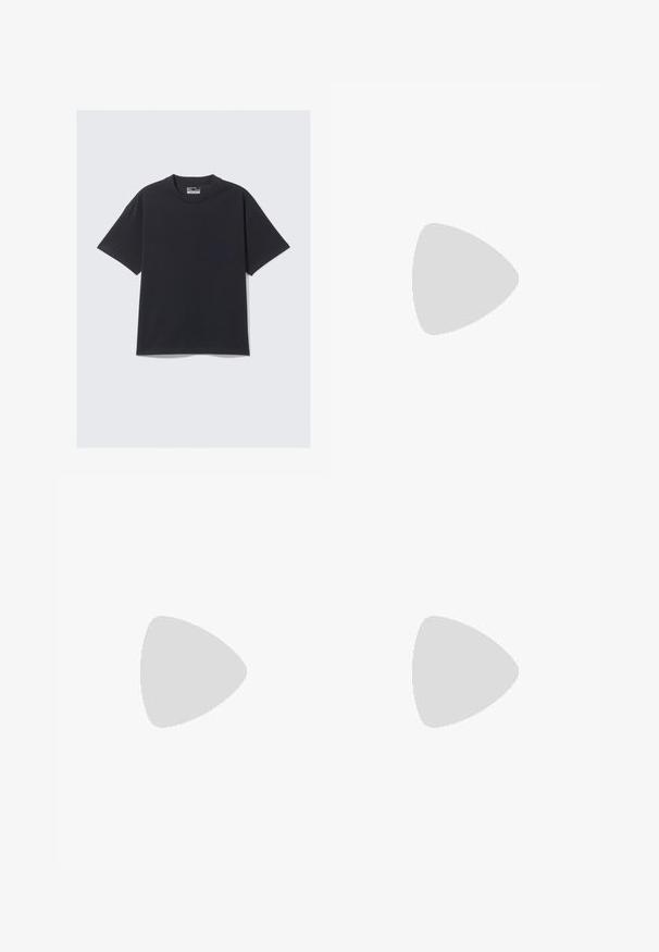 Schwarzes T-Shirt aus Baumwolle, mit Rundhalsausschnitt, kurzen Ärmeln und lässiger Passform, ohne sichtbare Muster oder Akzente.; Schwarze Denim-Baumwolljeans im weiten Schnitt mit hoher Taille, ausgestattet mit Vordertaschen, einem Reißverschluss und einem Knopfverschluss. Glatte Textur und klassisches Design.; Schwarze Lederloafer mit glatter Textur, versehen mit einem dekorativen Riemen über dem Obermaterial und einer niedrigen, flachen Sohle. Klassisches Design ohne Muster.; Grüne synthetische Umhängetasche mit Klappenverschluss, schwarzem Riemen und Beschlägen, mit glatter Textur und minimalistischen Design.
