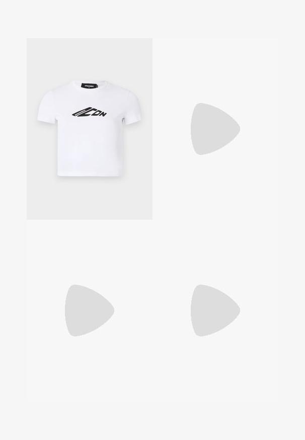 T-shirt bianco a maniche corte in cotone, con una stampa del logo nero sulla parte anteriore. Design classico a collo rotondo con una forma aderente.; Shorts in denim blu scuro con frange gialle attorno a grandi tasche frontali. Presentano un bottone e una chiusura con zip, con bordi sfrangiati.; Sandalo con tacco alto in suede color testa di moro, con cinturini incrociati e cinturino alla caviglia. Presenta un accento dorato e un tacco spesso e testurizzato.; Borsa a spalla in pelle marrone con forma curvata e semicircolare, tracolla sottile e sottili dettagli in metallo dorato. Texture liscia.