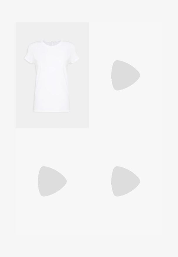 T-shirt en coton blanc à manches courtes, col rond et coupe décontractée. Texture lisse sans motifs ni accents visibles.; Pantalon large en satin vert profond, avec une texture lisse et une taille haute sans matériel ou embellissements visibles.; Elleme ASYMMETRIC STRAP - Mules à talons - white; Bagues en ton doré avec des formes lisses et arrondies s'entrelacent. Fini brillant avec une surface réfléchissante, mettant en valeur un design sans couture.