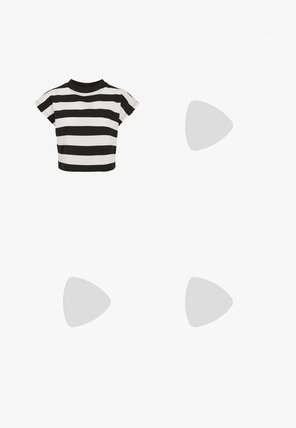 Černobílé pruhované crop top s kulatým výstřihem a krátkými, kapilárními rukávy; vyrobeno z měkkého bavlněného materiálu.; Černé kalhoty na míru mají vysoký pas, přední puky, zúžené nohavice a hladkou strukturu. Jsou vyrobeny z lehkého materiálu a nemají viditelné zapínání.; Černé plátěné tenisky s bílými tkaničkami, bílým gumovým špičkovým krytem a masivní bílou střední podrážkou. Mají jemné bílé švy a gumovou podešev.; Černé obdélníkové sluneční brýle s tmavými skly a tlustými matnými rámy. Stranice jsou mírně zúžené s hladkým povrchem.