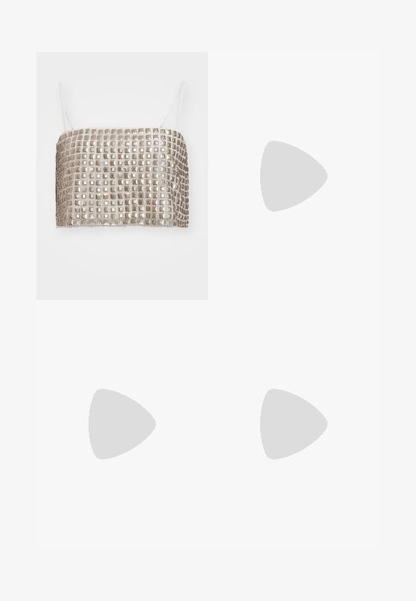 Metallinen hopeinen lyhyt toppi, jossa on neliömäiset paljetit ja ohut valkoinen olkaimet, suorakulmainen muoto, sileä rakenne ja tasainen ruutukuvio.; Musta levenevät housut, joissa on sileä kangas, korkea vyötärö, jossa on kaksi nappia, sekä etutaskut, jotka antavat räätälöidyn ilmeen.; Mustat korkokengät sandaalit, joissa on franssit, nilkkaremmi kultaisilla yksityiskohdilla, litteä neliösuinen kärki ja kaksi ristiin menevää remmiä etuosassa.; Musta nahkabag, jossa on kerätty yläosa. Varustettu kahdella lyhyellä kantokahvalla ja pitkällä säädettävällä hihnalla. Sileä pinta, pyöreä muoto.