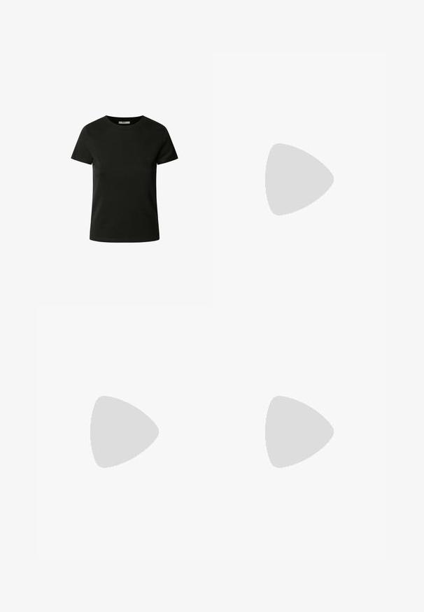 Zwarte t-shirt met korte mouwen, gemaakt van zachte stof. Heeft een ronde hals en een subtiel geborduurd logo op de borst.; Zwarte, uitlopende broeken met een soepele textuur, een middelhoge tailleband en zijzakken. Eenvoudig ontwerp zonder patronen of versieringen.; Zwarte suède platform sandaal met geknoopte voorste band, enkelgesp en dikke hoge blokhak tegen een witte achtergrond.; Zwarte tote tas van glad leer, met een gebogen, open bovenkant en twee schouderbanden, en een minimalistisch ontwerp.
