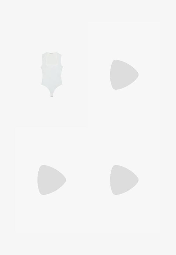 Body bianco con scollatura quadrata, design senza maniche, texture liscia e chiusura a pressione sul fondo. Stile semplice e minimalista.; Pantaloni bianchi a campana con texture liscia e linee pulite, dotati di una vita di altezza media e senza hardware o motivi visibili.; Bershka Sandali con tacco - black; Occhiali da sole quadrati con lenti marroni e una sottile montatura in metallo nero. Presentano tempie angolari e naselli regolabili per il massimo comfort.; Borsa a tracolla intrecciata in paglia di colore beige, con una forma curva, manico corto e zip laterale. Presenta una superficie texturizzata e un design minimalista.