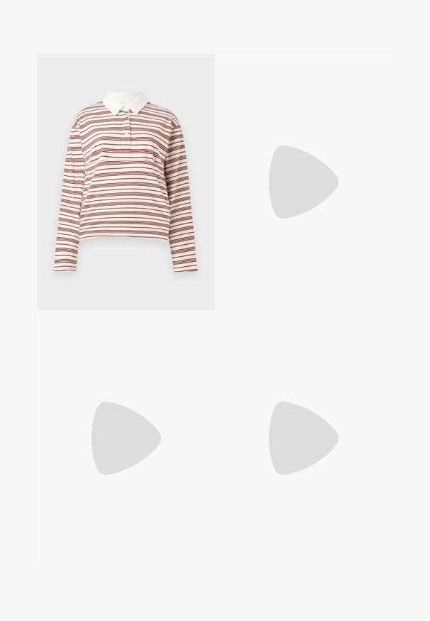 Polo majica s dolgimi rokavi v smetanasti barvi z tankimi maroon črtami, s klasičnim ovratnikom in tri gumbi na zapenjanju, izdelana iz mehkega materiala.; Široke hlače kremaste barve z elastičnim pasom in sprednjim šivom, izdelane iz gladkega materiala.; Rjave nubuk škornje do gležnjev z ravnim gumijastim podplatovom, zaobljenim nosom in minimalnim šivanjem, oblečene z črnimi širokimi hlačami na leseni tlaki.; Brahna torba preko rame iz rjave tkanine s širokim, zaobljenim tijelom i velikim izrezanim ručkom. Meka tekstura, minimalistički dizajn i bez vidljivih metalnih dijelova.