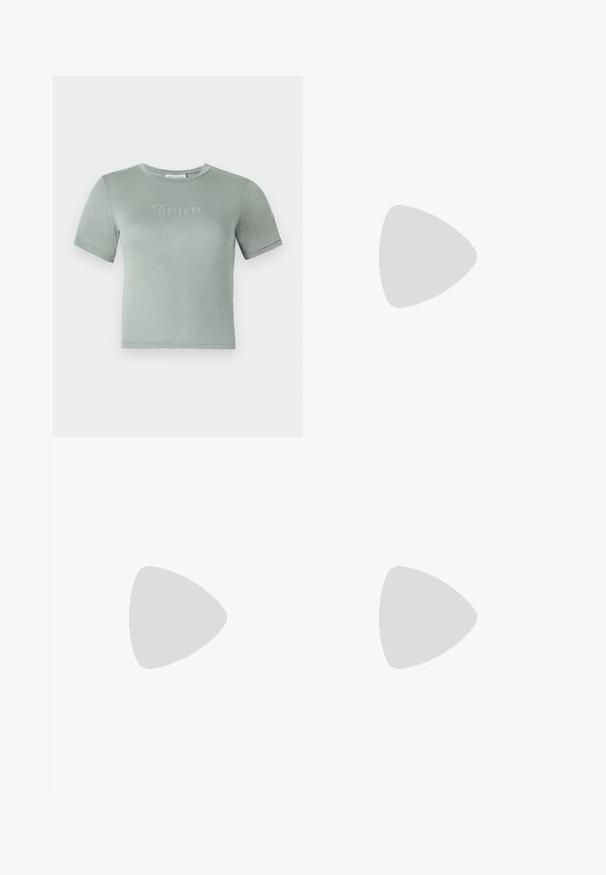 T-shirt vert claire à manches courtes en tissu doux, arborant un logo "Juicy" en strass sur la poitrine. Encolure ronde, coupe ajustée.; Shorts en velours bleu clair avec une ceinture rayée rose et blanche, fermeture à cordon de serrage et logo brodé sur le côté gauche.; T-shirt en coton bleu clair avec de courtes manches bouffantes, associé à un jean en denim taille haute. Le mannequin tient un petit sac à main rose avec une bandoulière en chaîne.; Sac à main en cuir marron avec deux poignées robustes, de forme rectangulaire, texture lisse et fermeture zippée. Design minimaliste sans motifs visibles.; Débardeur vert avec des détails en dentelle à l'épaule et au col, présentant une coupe ajustée et un tissu doux. Assorti à un pantalon de couleur claire.