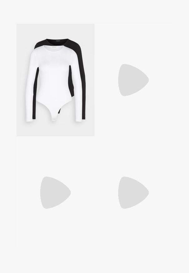 Čierno-biely bodysuit s dlhým rukávom a okrúhlym výstrihom. Vyrobený z mäkkej, elastickej látky, má spodnú časť v štýle tanga a priliehavé rukávy.; Bežové voľné tepláky so širokými nohavicami, elastickým pásom a šnúrkou, s postrannými švami a malou značkovou nášivkou na ľavom boku.; Čierne patentové kožené sandále na podpätku so špicatou špičkou a malým blokovým podpätkom, s dekoratívnou striebornou sponou na remienku.; Čierna kožená kabelka s zaobleným tvarom, odnímateľným popruhom a zlatými doplnkami. Kabelka má klopu s detailom s prackou.