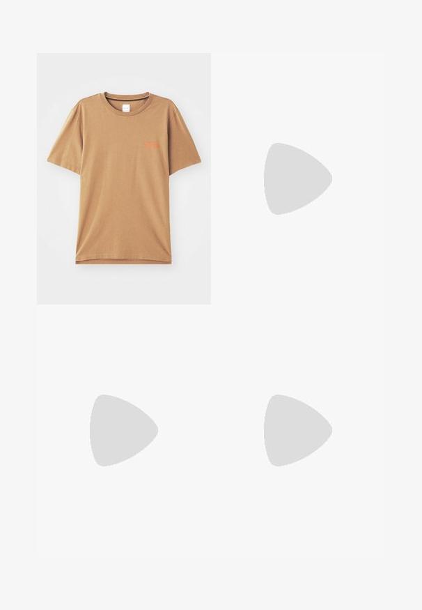 Bruine T-shirt met korte mouwen van katoen, met een ronde halslijn, voorzien van kleine oranje tekst op de borst en een ontspannen pasvorm.; Donkergrijze broeken met een rechte pijp, plooien aan de voorkant en een knoopsluiting, gemaakt van een soepele, lichte stof.; Witte sneaker met suède accenten, ronde neus, platte veters en een crème rubberen zool. Bevat groene branding op de hiel.; Bruine nylon draagtas met dubbele handvatten, ritsafsluiting en een blauw logo-label. Glad textuur, gestructureerd ontwerp, ruime binnenkant.