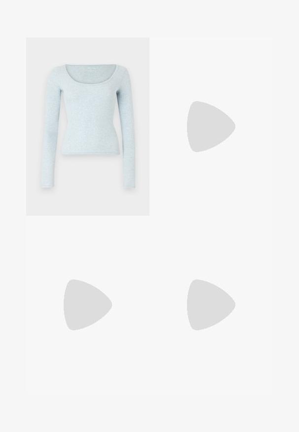 Haut ajusté à manches longues de couleur bleu clair, avec une texture côtelée et un décolleté large en forme de scoop, fabriqué à partir d'un tissu doux et extensible.; Jean large bleu foncé en denim, avec une taille haute, des passants de ceinture et des poches avant. Le tissu a une texture lisse.; Baskets blanches en cuir avec une boîte à orteils perforée, semelle texturée et lacets blancs, associées à un large pantalon rouge et un fond bleu et jaune.; Boucles d'oreilles en or avec une finition lisse et brillante. Design circulaire présentant un petit clou et une attache transparente pour un port sécurisé.