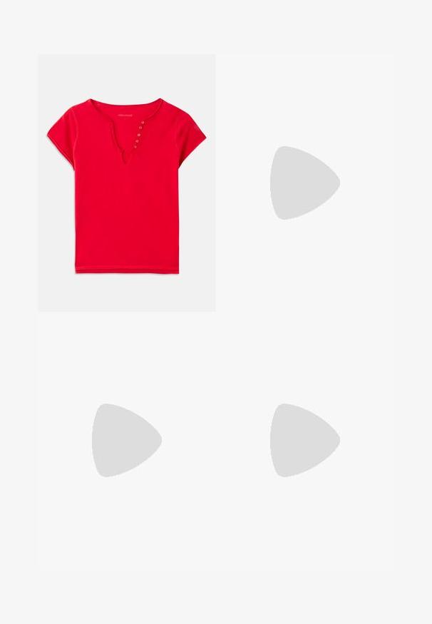 Haut rouge à manches courtes en coton doux, avec un décolleté en V orné de boutons et une coupe décontractée. Texture lisse, coutures minimales.; Jean flare taille haute, bleu foncé, avec un double zip à l'avant, présentant des coutures courbes et une texture en denim lisse.; Chaussure slingback en cuir noir avec un bout pointu, des sangles décoratives avec œillets en métal et un petit talon carré. Surface texturée.; Sac à main en cuir noir avec une bandoulière en chaîne argentée, présentant des accents décoratifs en forme d'ailes et des coutures blanches le long de la couture inférieure.