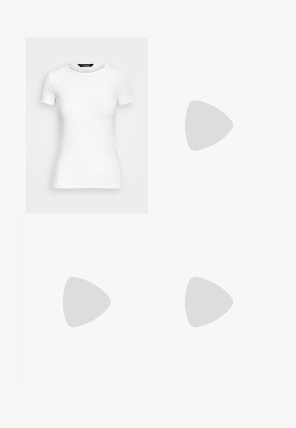 T-shirt branco de algodão com mangas curtas, gola redonda, design ajustado e textura suave. Etiqueta do logotipo na gola.; Calças pretas feitas de um tecido suave, semelhante a veludo. Corte ajustado com perna reta, apresentando um cós tradicional e passantes para cinto.; Sandálias de salto alto pretas com um cabedal de couro suave, bico aberto e um design de tira única com um detalhe de fivela dourada.; Saco tote azul-marinho feito de tecido texturizado, com alças em pele preta e detalhes em metal dourado. Fecho de zíper na parte superior.