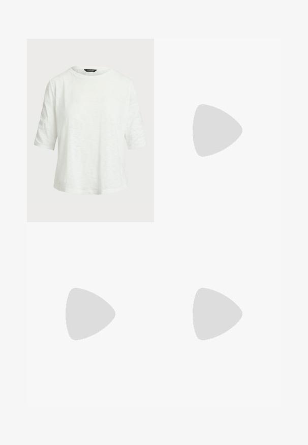 T-shirt branca de manga curta feita de tecido leve. Apresenta um decote redondo e um corte descontraído com um padrão texturizado subtil.; Calças de ganga azul escuro de cintura alta com pernas largas, apresentando um detalhe decorativo com cordões na parte da frente, cordões laranja e costuras em contraste.; Sandal com correia preta em pele, com bico fino, pequeno salto e detalhe de fivela decorativa na parte superior. Textura suave, design minimalista.; Bolsa de ombro em couro preto com dois bolsos frontais, fivelas douradas, fecho de zíper e uma alça fina. Superfície texturizada e forma retangular compacta.