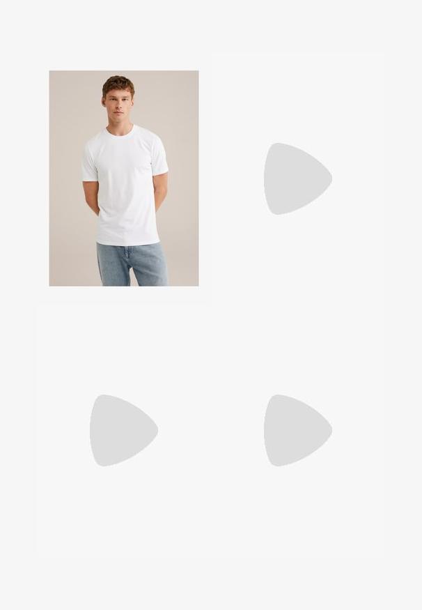 Jaunas vyras su šviesiai rudais plaukais, vilkintis paprastą baltą trumpomis rankovėmis marškinėlį ir šviesiai mėlynas džinsus, prieš kreminę sieną.; Tamsiai pilki pritaikyti kelnės su tiesiu kirpimu, su sagčių uždarymu, priekinėmis kišenėmis ir subtiliu tekstūruotu audiniu.; Juodos odinės loafers, turinčios lygų paviršių, apvalią noselę ir dekoratyvinę juostą per priekinę dalį. Žemas krentantis kulnas, minimalistinis dizainas.; Juodas odinis kryžminis krepšys su sklendės uždarymu, sidabro spalvos detalėmis ir dviem apvaliais akcentais. Yra nusiimamas diržas. Lygus paviršius.