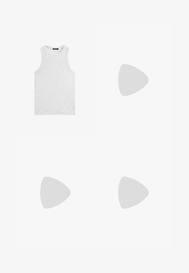Lichtgrijze mouwloze tanktop van zacht katoen, met een ronde halslijn en een gladde textuur met minimale naden.; Lichtgrijze sweatpants met een ontspannen pasvorm, elastische tailleband, trekkoord en zijzakken; gemaakt van zachte, gestructureerde stof.; Bruine leren sandalen met een T-band ontwerp, een gestructureerde afwerking en een lage blokhak, met een cirkelvormige accent in het midden.; Witte parelketting met verschillende vormen en maten, met een zilveren sluiting met toggle. Gladde textuur met een glanzende afwerking.