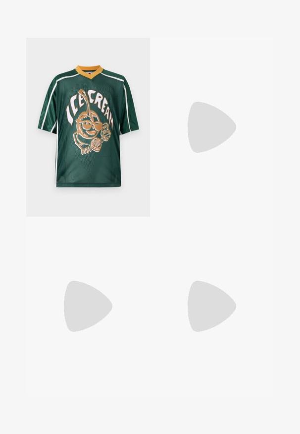 Zelený síťovaný dres s velkým grafickým motivem zmrzliny v oranžové a bílé barvě, se žlutým límcem a bílými detaily na rukávech.; Světlé žluté, volné kalhoty vyrobené z měkké tkaniny, s elastickým pasem a šňůrkou a rovnými nohavicemi.; Černé sportovní boty s síťovaným svrškem, gumovou podrážkou a reflexními detaily. Mají polstrovanou podrážku a design se šněrováním.; Plastové sluneční brýle s želvovinovým vzorem, osmiúhlé hnědé čočky a tenké zlaté kovové detaily na rámu.