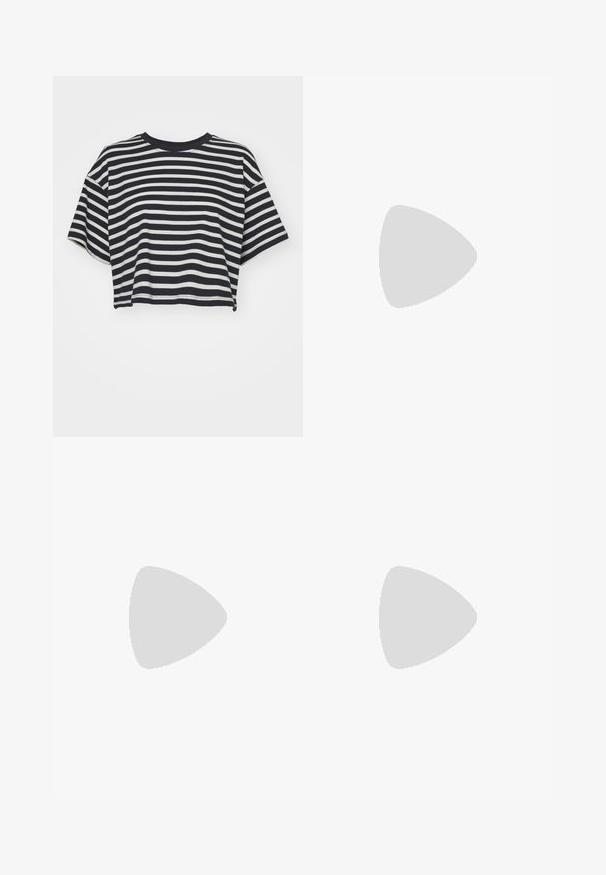 Csíkos, rövid fazonú póló sötétkék és fehér színben. Rövid ujjú, kerek nyakkivágású, puha anyagból készült, vízszintes csíkokkal és laza szabással.; Közepes kék denim skinny farmer, kopott részletekkel, rojtos szegésekkel és elülső zsebekkel. Cipzáros és gombos záródással rendelkezik.; Ezüst színű, magas sarkú szandál, csillogó pánt dizájnnal, gyöngyszerű díszítéssel és spirális bokapánttal a biztos illeszkedés érdekében.; Ezüst fém szív alakú kézi táska dupla fogantyúval, láncos pánttal és sima felülettel. Fém hardverrel és varrott szélekkel rendelkezik.