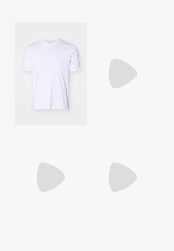 Camiseta de algodón blanca con cuello redondo acanalado, mangas cortas y un ajuste estándar. Textura suave, sin patrones o acentos visibles.; Pantalones de pierna ancha negros hechos de un tejido ligero, con cintura elástica y cordón, sin bolsillos visibles ni patrones.; Mocasines de cuero negro con un acabado suave, punta redondeada, tacón bajo y cortes laterales para facilitar el uso. Presenta un sutil detalle de logo en la parte frontal.; Gafas de sol de plástico negro con lentes verdes, montura cuadrada, acento plateado en la ceja y brazos texturizados. Marca indicada en el brazo interno.; Conjunto de cinco anillos metálicos de diferentes anchos. Los anillos presentan una superficie lisa y pulida y un color plateado uniforme.