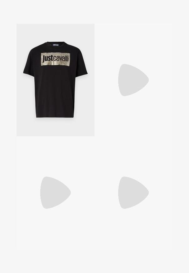Czarny t-shirt z krótkim rękawem posiada prostokątny graficzny wzór w srebrne i złote paski tygrysa z tekstem "JustCavalli" napisanym pogrubionymi czarnymi literami.; Ciemnoszare dresy z elastycznym pasem i sznurkiem do regulacji. Zawierają boczne kieszenie oraz wielokolorową grafikę na lewej udzie.; Białe sneakersy z szarymi akcentami i czarnymi sznurowadłami. Posiadają grubą beżową podeszwę z czarnym bieżnikiem. Logo umieszczone z boku.; Czarna torebka teksturowana z logo marki w złotym odcieniu. Posiada uchwyt do noszenia w dłoni oraz regulowany pasek, zamek błyskawiczny i kwadratowy kształt.