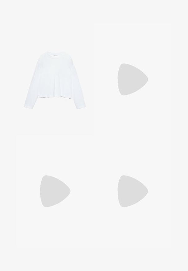 Langarmige witte cropped t-shirt, gemaakt van zachte stof, heeft een ronde hals en een losse pasvorm met omgeslagen mouwen. Eenvoudig en strakke ontwerp.; Zwarte, loszittende joggingbroeken met een elastische tailleband en zijzakken, voorzien van contrasterende lichtbeige strepen langs de benen.; Zwarte enkelboot van glanzend leer met een spits toelopende neus en slanke hak, met een soepele textuur en minimalistisch ontwerp.; Zwarte leren schoudertas met een ritsluiting, voorzien van een gestructureerd lichaam, witte stiksels en een band met zilveren oogjes.