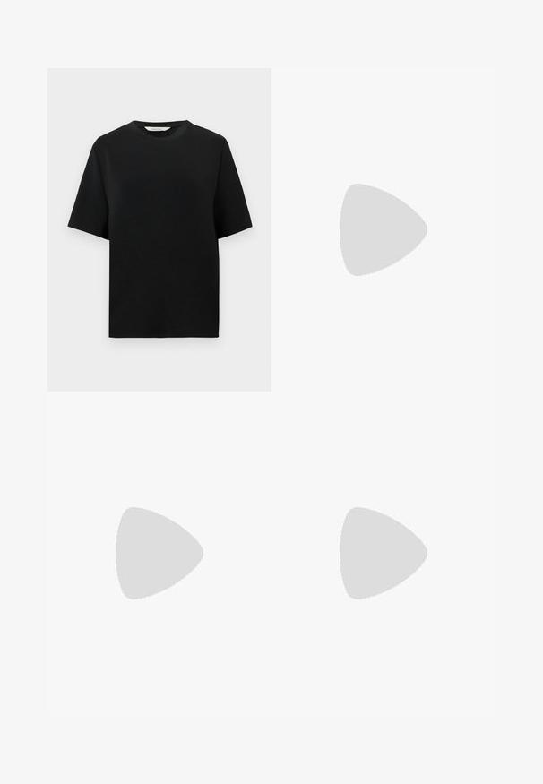 Schwarzes T-Shirt mit kurzen Ärmeln und Rundhalsausschnitt in lockerer Passform, vor einem schlichten weißen Hintergrund präsentiert.; Cremfarbene weite Hosen mit einem strukturierten, plissierten Design und einem elastischen Bund. Gerader Schnitt mit einem weichen, fließenden Erscheinungsbild.; Schwarze Wildleder-Espadrilles mit einem dünnen Knöchelriemen, offener Zehenpartie und moderatem Blockabsatz. Glatte Textur und minimale Akzente.; Schwarze Lederhandtasche mit geschwungener Form, abnehmbarem Tragegurt und goldenen Beschlägen. Die Tasche verfügt über einen Deckel mit einer Schnallen-Details.