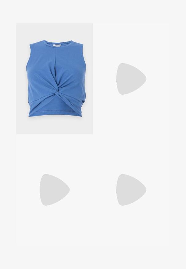 Le crop top sans manches bleu présente un design noué à l'avant. Fabriqué en tissu doux et extensible avec une texture lisse. Encolure ronde.; Pantalons rouges à jambes larges avec une finition texturée et une taille ajustée. Dotés d'une ceinture assortie nouée à l'avant pour un ajustement réglable.; Baskets montantes en toile blanche avec semelle en caoutchouc noir, capuchon en caoutchouc à l'avant, et six œillets pour les lacets, présentant un design épuré et minimaliste.; Sac à main en cuir rouge avec un design angulaire et géométrique. Il dispose d'une seule sangle ajustable et d'une fermeture à rabat avec un detailing cousu.