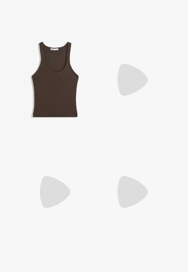 Top de culori maro închis, cu nervuri, cu decolteu rotund și bretele late. Fabricat dintr-un material moale și elastic. Fusta are un tiv drept.; Shorts rayati cu un design cu talie înaltă, având linii verticale în nuanțe de roz, alb și tonuri închise; confecționați dintr-un material moale și elastic.; Botă maro din piele până la genunchi, cu trei catarame metalice, suprafață texturată, vârf rotunjit și talpă groasă pentru stabilitate.; Geantă din piele neagră, cu mânere împletite, buzunar cu fermoar și ciucuri suspendați. Suprafață texturată cu capse metalice și accente din metal.
