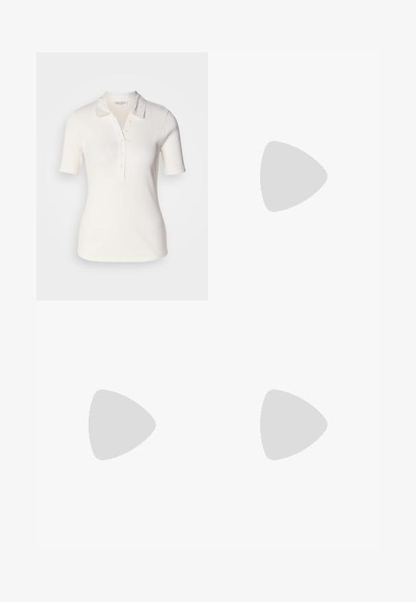 Hvitt ribbet polo skjorte med korte ermer, to-knappers placket og myk tekstur. Stoffet har en svak glans og strukturert krage.; Denimskjørt, knelengde, blåfarge, rett snitt. Har frontlommer, beltehemper og kontrastsømmer på sømmene. Glatt tekstur.; Hvite kanvas sneakers med teksturert overdel, rund tåhette, flat såle og snøring foran. Har en litt slitt krage og en pull-tab.; Grå semsket toteveske med to mørke lærhåndtak. Har sømdetaljer på sidene, myk tekstur og en romslig åpning.