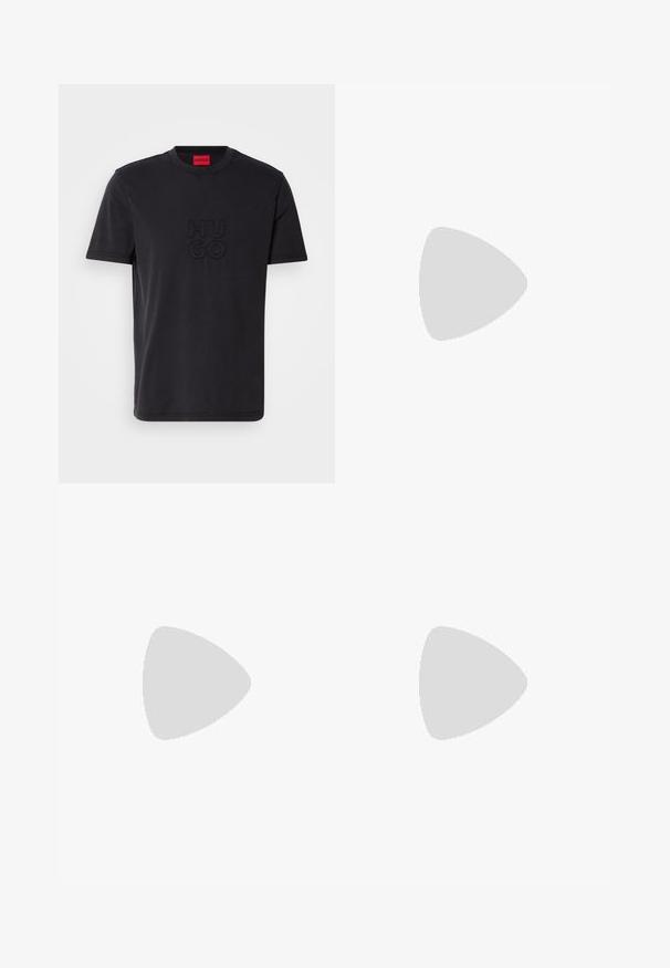 Sort bomulds t-shirt med rund halsudskæring, der har en tekstureret sort "HUGO" logo på forsiden. Enkel design, afslappet pasform og korte ærmer.; Rosa bomuldsbukser med elastisk talje og snor, der har forlommer og broderet "HUGO" logo på venstre ben.; Grå ruskindssneaker med sorte accenter, der har en tekstureret overflade, snørebånd foran og en guld logo detalje på siden.; Sort canvas tote bag med to håndtag, prydet med et iøjnefaldende rødt rektangulært mærke mærket "HUGO." Enkel design med synlig syning.