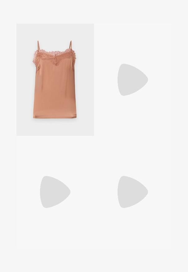 Cami topp i myk rose stoff, med justerbare stropper og en blonderkante langs halslinjen. Jevn tekstur med en avslappet passform.; Trykte vide bukser i olivengrønn og hvit. Har et diamantskjema og stramming i livet. Laget av lette materialer.; Sorte semskede hælede sandaler med en tynd ankelrem, åbent tådesign og en beskeden blokhæl. Glat tekstur og minimale accenter.; Svart lærveske med en buet form, avtagbar stropp og gullbeslag. Vesken har et klaff med spenne-detall.