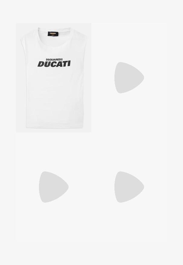 Balta bez piedurknēm krekls ar melnu uzrakstu "DSQUARED2 DUCATI" priekšpusē un mazu tagu ar zīmola informāciju iekšējā apkaklē.; Beige šorti, izgatavoti no elastīgas auduma ar gludu tekstūru. Ar atkārtotu melnu pusmēness rakstu un logotipa jostu.; Melnas slingback kurpes ar smailu purngalu, teksturētu čūskas rakstu, stiletto papēdi un dekoratīvu sprādzi uz siksniņas.; Melna soma, kas izgatavota no strukturētas ādas ar noapaļotu formu. Tajā ir plāna plecu siksna un dekoratīvi reljefi raksti.