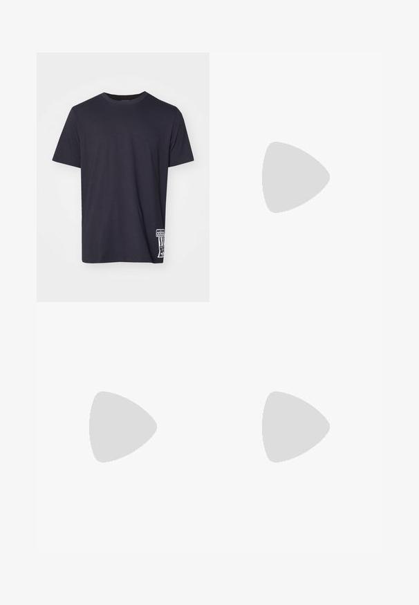 Camiseta de algodón negra con cuello redondo, mangas cortas y un parche de logo blanco en el lado inferior. Textura suave, corte regular.; Pantalones de mezclilla gris con corte recto, que cuentan con cinco bolsillos, pasadores para cinturón y una textura desgastada. Diseño simple, sin patrones visibles.; Globe SABRE - Zapatillas skate - black/gunmetal; Juego de cinco anillos de plata con varios diseños: una banda lisa, un patrón retorcido, una textura trenzada y dos con acentos con corte.