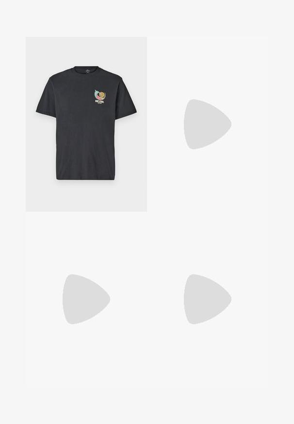 T-shirt en coton noir à manches courtes avec un logo en tourbillon coloré et le texte « RIP CURL EST. 1969 » sur la partie gauche de la poitrine.; Pantalons en denim noir à jambes droites, avec des coutures orange contrastantes, cinq poches et une fermeture à bouton. Dotés d'une petite étiquette de marque bleue.; Baskets basses noires avec des lacets et des coutures blanches, associées à un pantalon cargo beige ample, se tenant sur un tapis bleu.; Sac bandoulière noir avec un compartiment principal zippé, une poche frontale, une sangle ajustable et un patch logo visible sur le rabat.