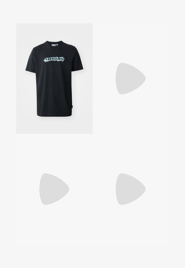 T-shirt nera in cotone con maniche corte, caratterizzata da un logo "ADIDAS" lucido e multicolore sul davanti. Design classico con scollatura a girocollo.; Pantaloni a quadri grigi realizzati in un tessuto testurizzato, con una vestibilità slim, passanti per la cintura e una chiusura a un bottone in vita.; Sneaker bianco e nero con tomaia in suede e pelle, caratterizzati da tre strisce bianche, punta perforata e suola in gomma naturale.; Collana di conchiglie bianche composta da forme irregolari, indossata sopra una maglietta bianca aderente. Texture liscia con una leggera lucentezza, design aderente.